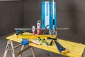 Baumaterialien und Werkzeuge auf Arbeitstisch, ideal für Heimwerkerprojekte mit Baumit-Produkten.
