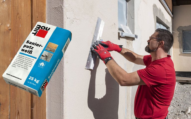 Mann glättet den Putz an der Fassade. Das Produktbild Sanierputz im 25 kg Sack ist auf der linken Seite abgebildet.