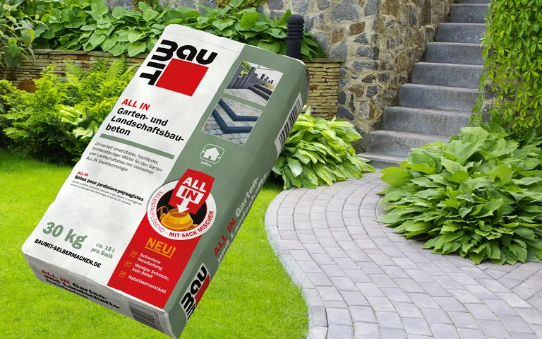 Baumit All-in-Beton für Garten- und Landschaftsbau, 30 kg Sack, Anwendung auf gepflastertem Weg im Garten.