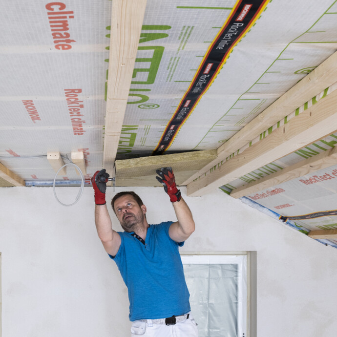 zugeschnittenen Rockwool Dämmstoff an der Decke zwischen die Konterlattung der Unterpassendämmung klemmen