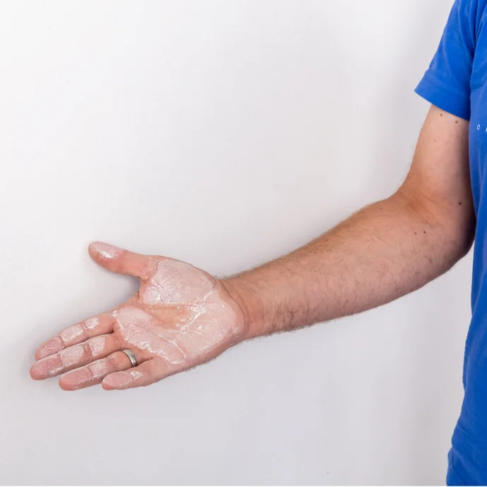 Staubreste nach dem Schleifen von Spachtelmassen zeigen sich beim Abreiben der Wände mit der Hand als Staub auf der Handfläche