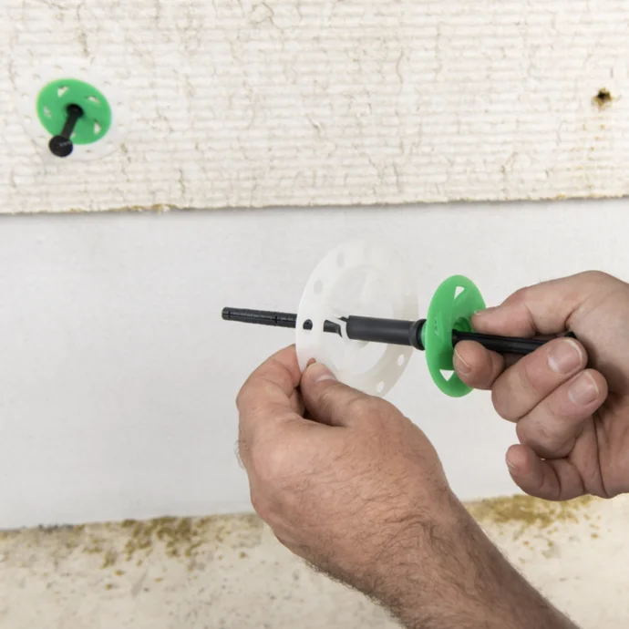 Dübel in Wand installieren: Schritt für Schritt Anleitung für Heimwerkerprojekte. Perfekt für sichere Befestigungen.