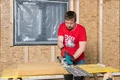 Die Holzfaserdämmplatte kann alternativ mit einer Handkreissäge zugeschnitten werden.