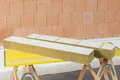 Dämmstoffplatten aus Mineralwolle für Wand- und Fassadendämmung auf Baustelle zur Eigenmontage vorbereitet.