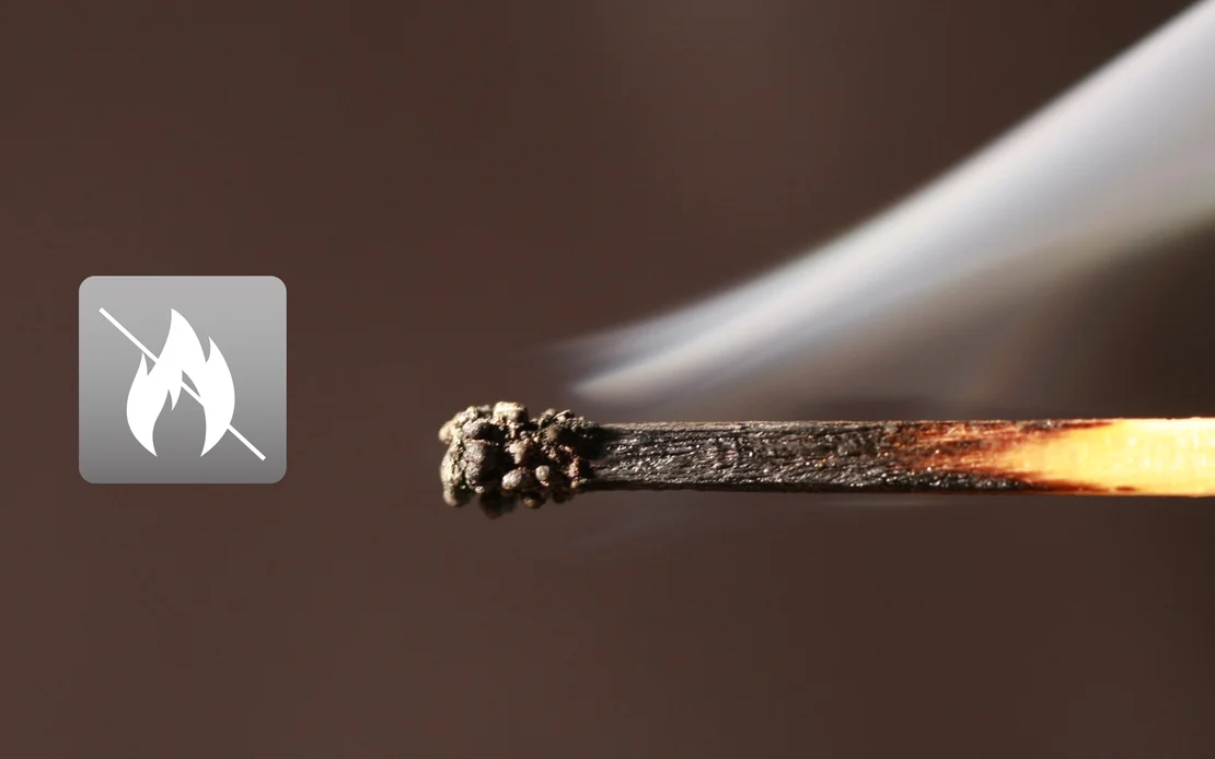Nicht brennbarer Baustoff auf einer nicht entz&uuml;ndeten Streichholzflamme dargestellt.