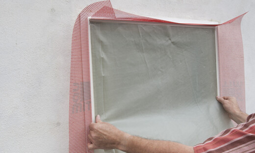 Schutzfolie auf Klebestreifen der Anputzleiste am Fenster anbringen.