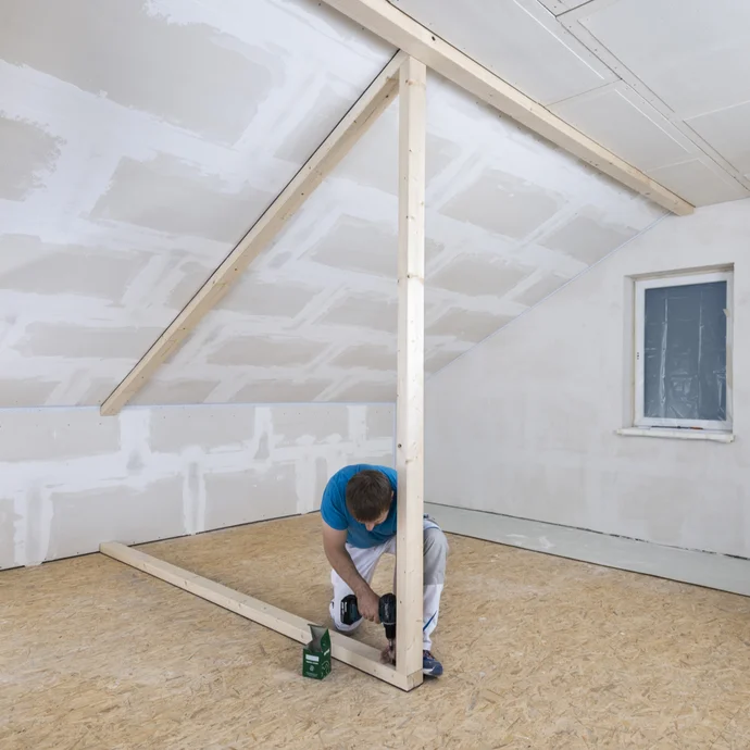 ersten Holzständer am unteren Rahmenholz mit Winkel verschrauben