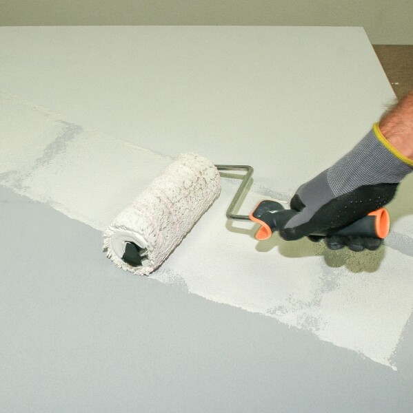 Calciumsilikatplatte vor dem Ankleben an Wand oder Decke grundieren
