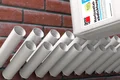 Horizontalsperre mit Baumit-Produkt gegen aufsteigende Feuchtigkeit auf Ziegelwand auftragen. Effiziente Wandabdichtung.