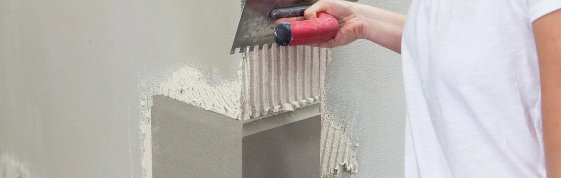 Verputzen einer Wand mit Zahnkelle: Selbstst&auml;ndiges Heimwerken mit Anleitung f&uuml;r gleichm&auml;&szlig;ige Oberfl&auml;chenstruktur und perfekte Ergebnisse.