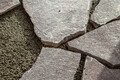 Polygonal- bzw. Natursteinplatten liegen auf dem frischen, wasserdurchlässigen Pflasterdrainmörtel.