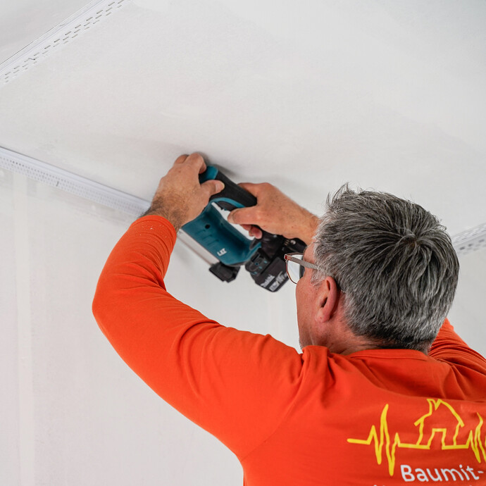 Mit gleichmäßigen Abstand wird angetackert.