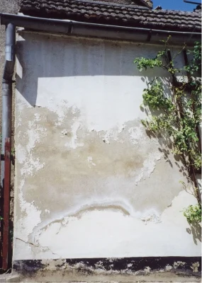 Fassade mit abblätterndem Putz; Anleitung zur Renovierung und Sanierung von Außenwänden auf Baumit Selbermachen.