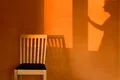 Sonnige Wandgestaltung mit leuchtenden Orange-Tönen für ein warmes Raumambiente, inspiriert durch Baumit-Produkte.