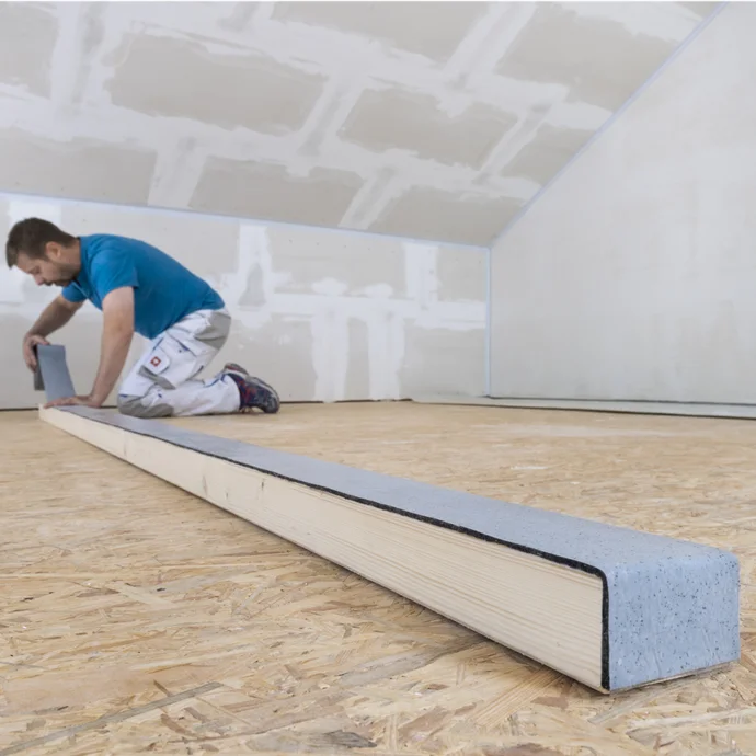 Auch die Stirnseite des Rahmenholzes wird mit Dichtband beklebt