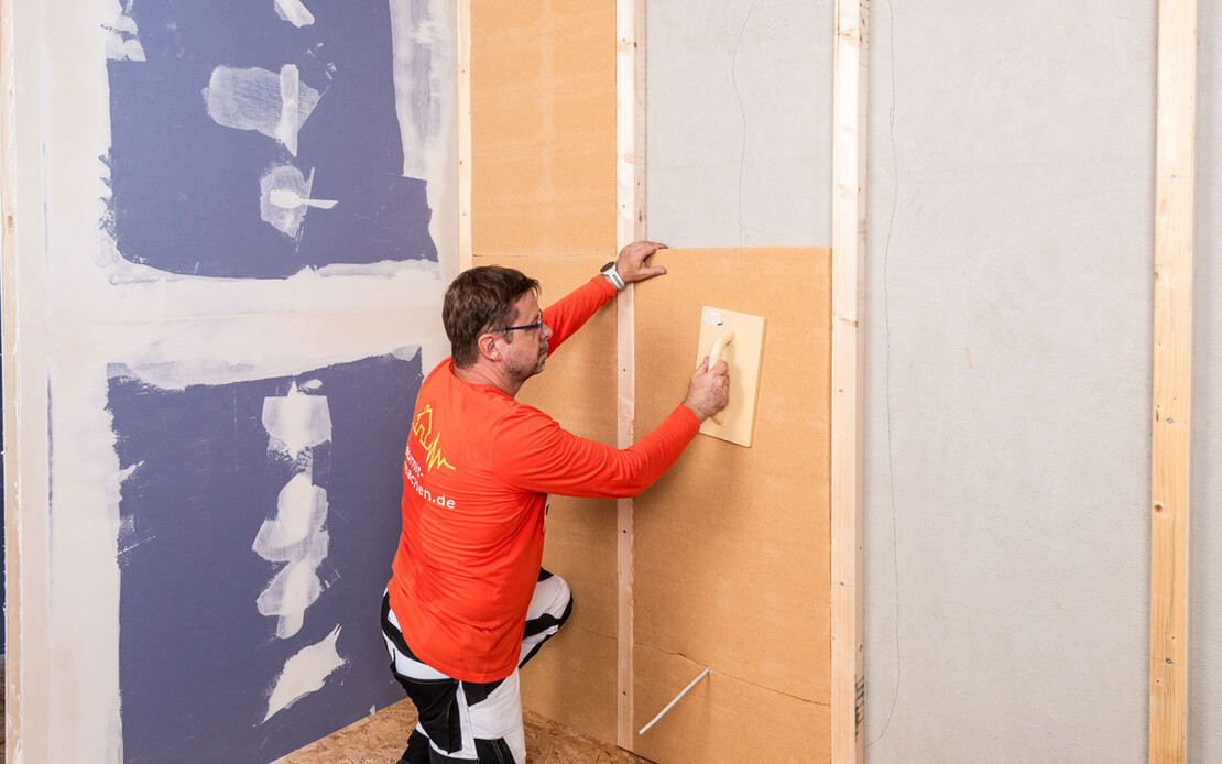 So montierst du die erste D&auml;mmebene mit Tragkonstruktion einer Innend&auml;mmung an die Wand. Baumit Anleitung zum Selbermachen.