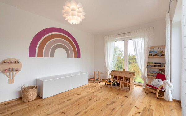 Modernes Kinderzimmer Spielzeug, Holzboden und dem brillantweißen Edelputz InStyle Edelweiß mit gefilzter Putzstruktur für ein angenehmes Raumklima.