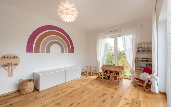 Modernes Kinderzimmer Spielzeug, Holzboden und dem brillantweißen Edelputz InStyle Edelweiß mit gefilzter Putzstruktur für ein angenehmes Raumklima.