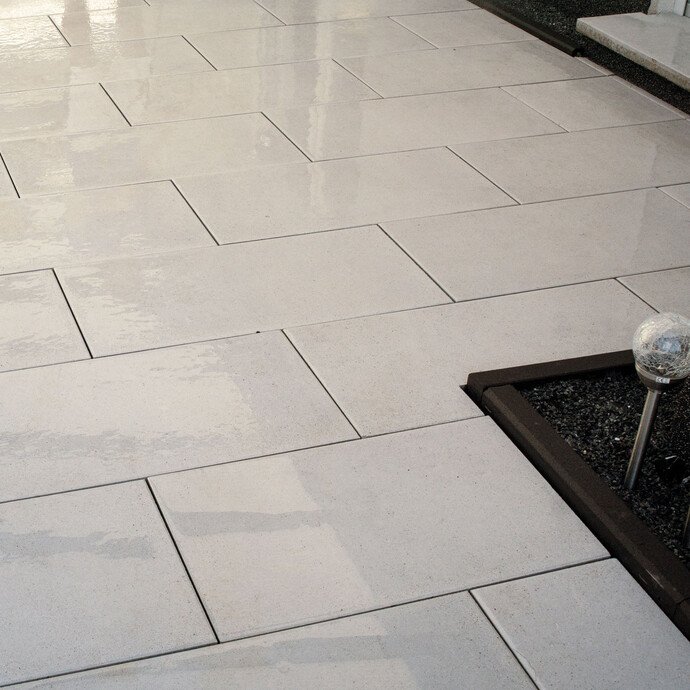 Terrassenplatten vor dem Einbringen des Pflasterfugenmörtel Fix gründlich mit Wasser sättigen..