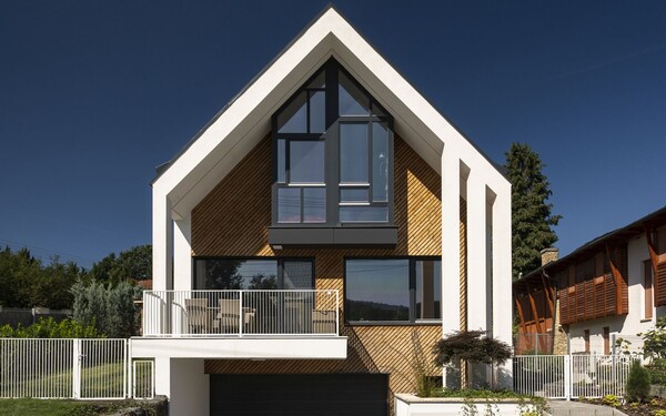 Einfamilienhaus mit einer Kombination aus Holz und Putz als Fassadengestaltung