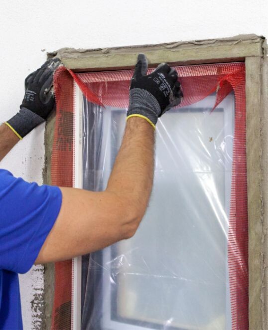 Laibungsplatte aus Mineralwolle an Fenster- und Türlaibung setzen