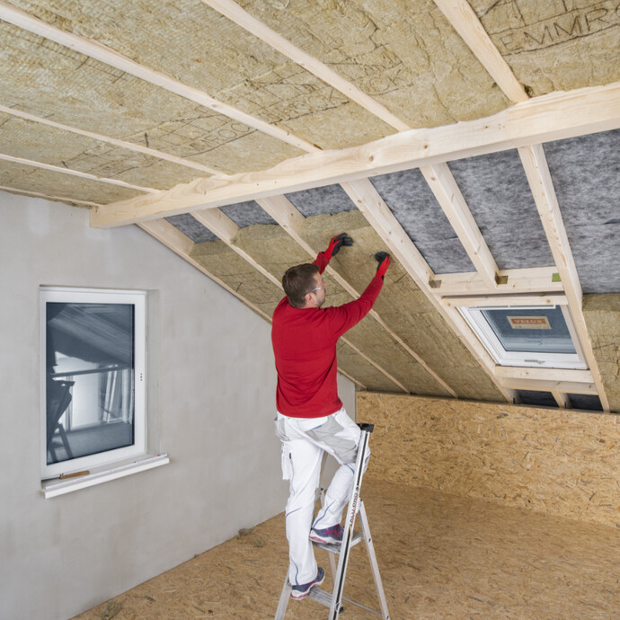 Sichere Steighilfen wie Leitern oder Gerüste bei der Dachdämmung einsetzen