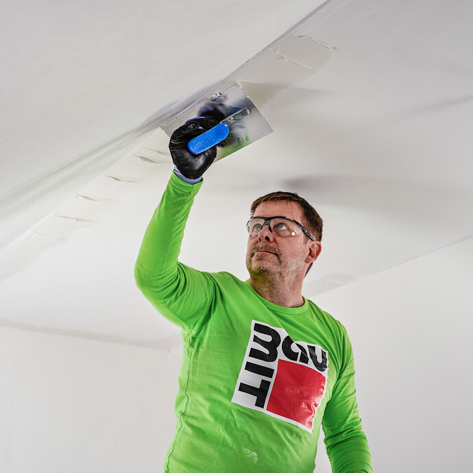 Die Kanten werden vorgespachtelt.