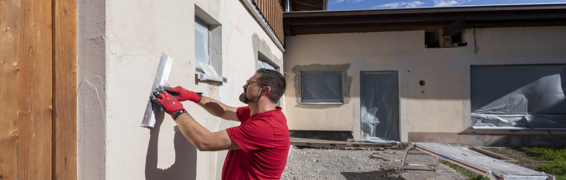 Alten Putz als Fassadensanierung am Altbau mit Armierungsmörtel überarbeiten