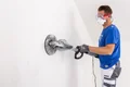 Der wohngesunde Kalkin Innenspachtel Fix von Baumit wird mit einer Schleifmaschine geschliffen.