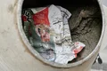 Zementmischer mit Zementsack und Betonmasse; perfekt für Heimwerkerprojekte.