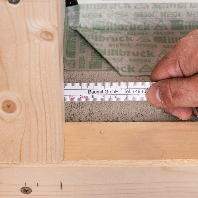 Wenn die Laibung am Fenster später gedämmt werden soll, wird das Kantholz mit einem Überstand von 5 mm montiert.