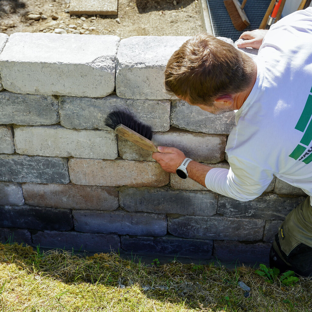 Außenwand der Gartenmauer mit Dichtschlämme abdichten Drainage