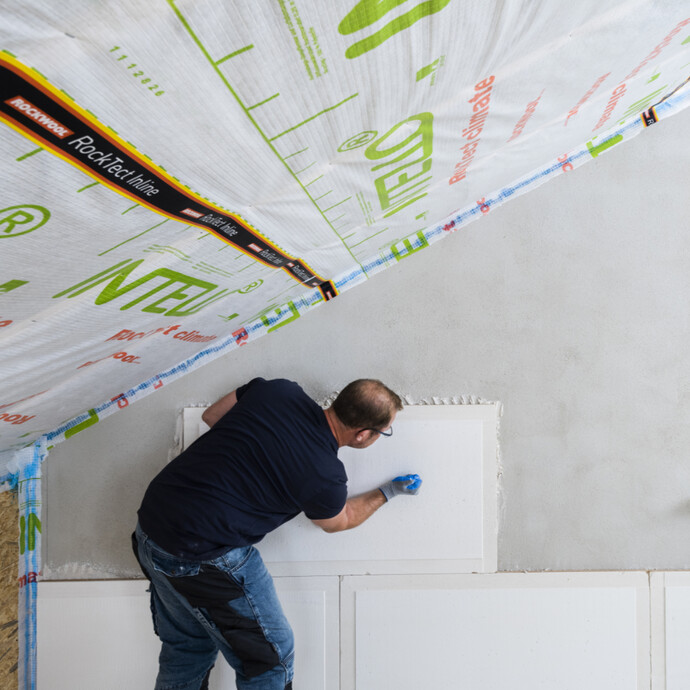 Trockenputzplatten in Versatz an die Wand kleben