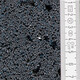 Dunkelgraues Farbmuster Baumit Mosaikputz M 343 Etna mit Glimmereffekt und Skala.