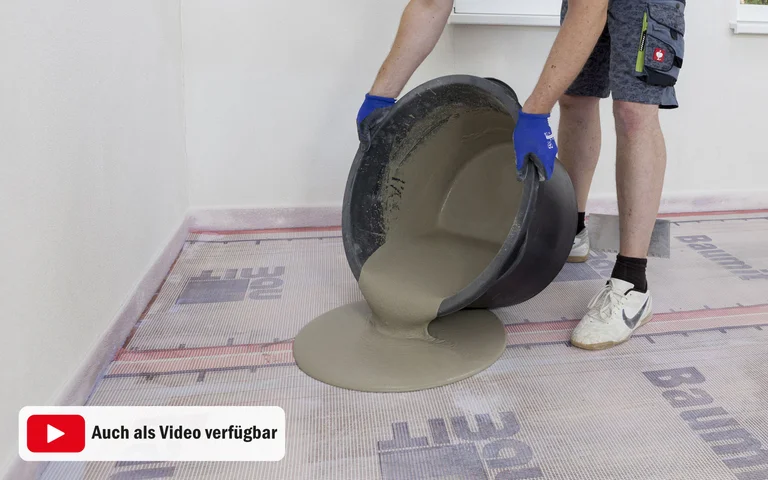Heimwerker gießt Fließestrich auf Bodenunterlage aus, um glatte Oberfläche für Bodenbelag zu schaffen.