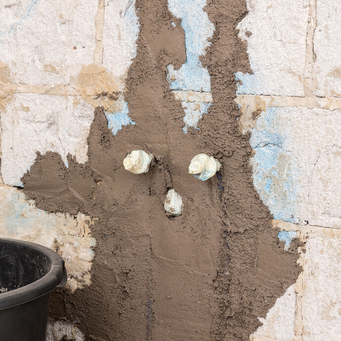 Schlitz- und Verfüllmörtel nach dem Verschließen der tiefen Löcher trocknen lassen.