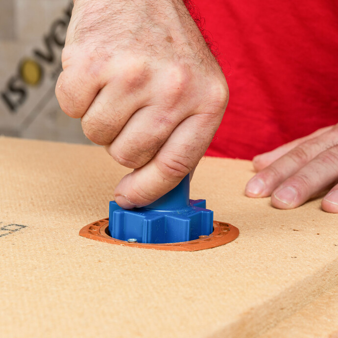 Die Kaiser Geräte-Verbindungsdose ECON® Iso+ besitzt vier stabile Krallen. Diese werden mit dem Kaiser Setzwerkzeug in die Dämmplatte gedrückt und sorgen so für dauerhaften, festen Halt.