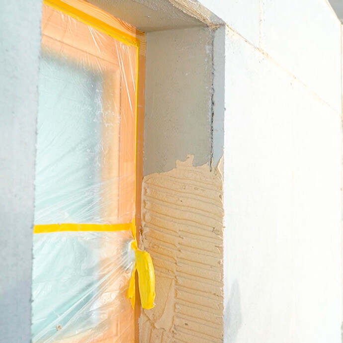 Der Putz in der Fensterlaibung ist aufgezahnt.