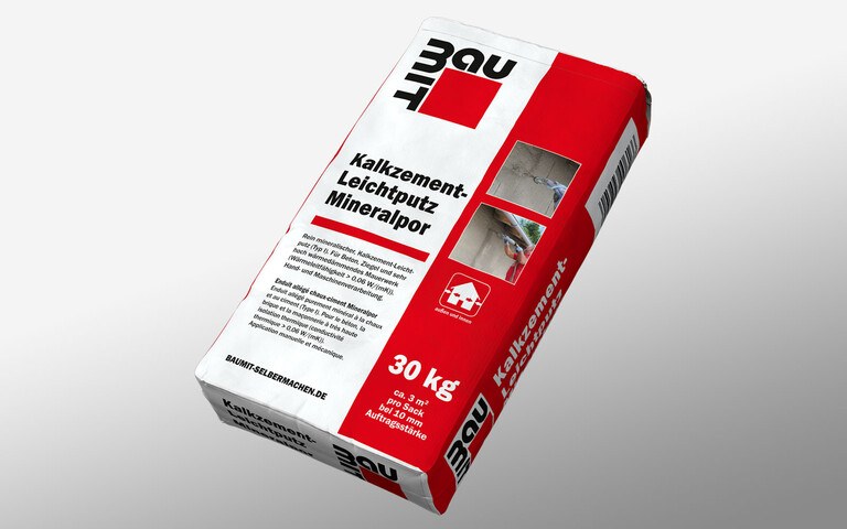 Produktfoto: Baumit Kalkzement-Leichtputz Mineralpor - roter 25 kg Sack auf grauem Hintergrund.