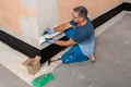 Die Ausgleichstücke werden bei der Befestigung von Sockelschienen eingesetzt.