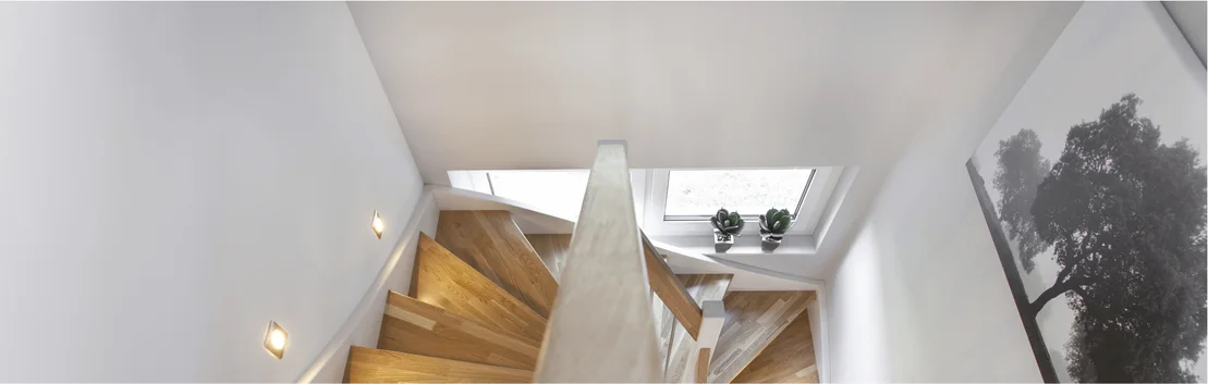 Treppenrenovierung mit modernem Holzdesign und integrierter Beleuchtung f&uuml;r ein helles, einladendes Zuhause.