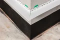 Die Ausgleichstücke werden bei der Befestigung von Sockelschienen eingesetzt.