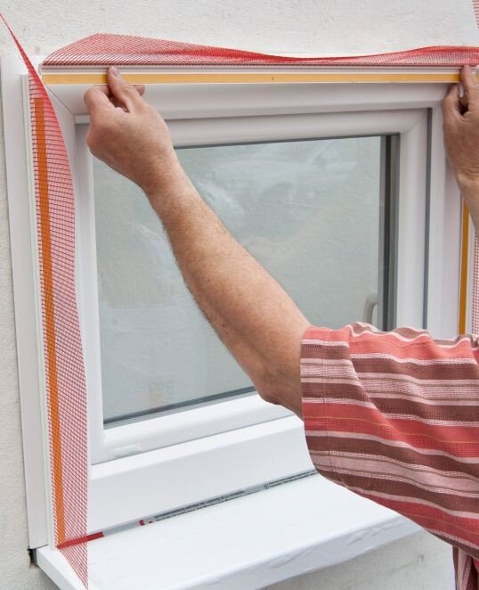 Anputzleiste am oberen Fensterrahmen ankleben.