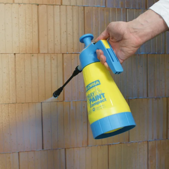Haftgrundierung für Putze und Spachtel auf die Wand mit einem Pumpsprüher auftragen
