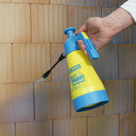 Haftgrundierung für Putze und Spachtel auf die Wand mit einem Pumpsprüher auftragen