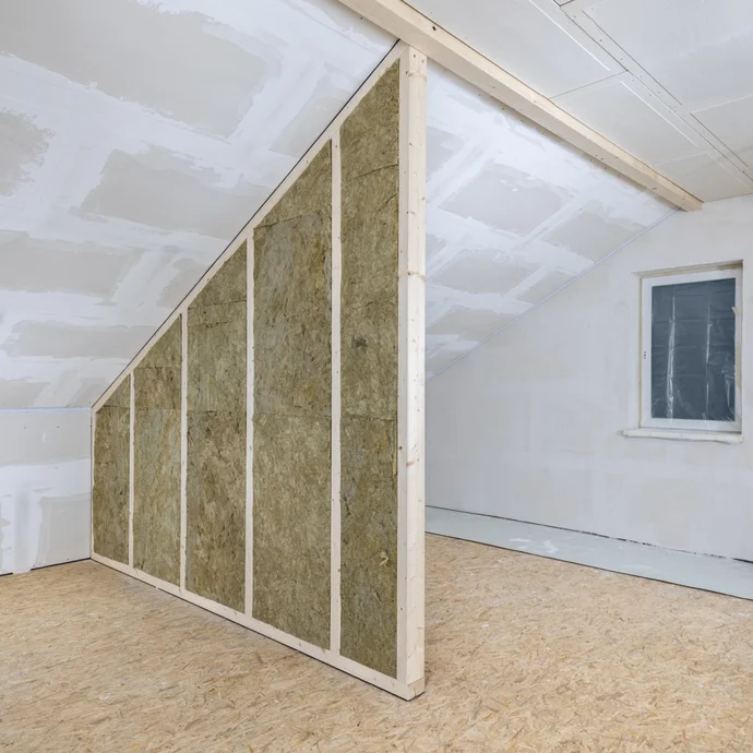 Dachbodenausbau: Leichtbauwand mit Dämmung für bessere Energieeffizienz und Raumtrennung im Eigenheim.