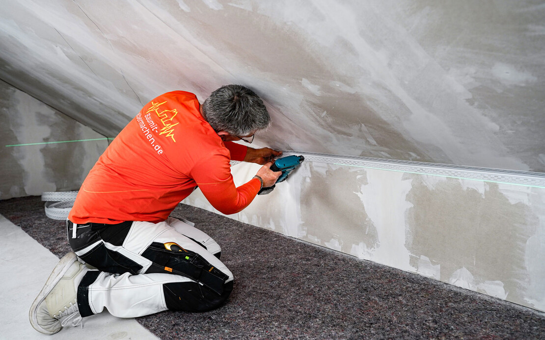 Das Bewegungsfugenprofil wird zwischen Dachschräge und Drempel befestigt.