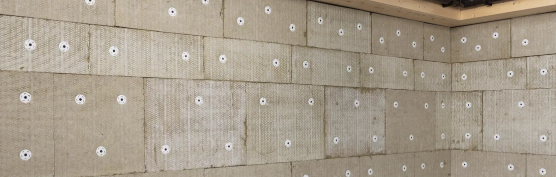 Wand mit befestigten D&auml;mmplatten zur W&auml;rmed&auml;mmung, bereit f&uuml;r Verputzarbeiten. Ideal f&uuml;r Heimwerkerprojekte innen.