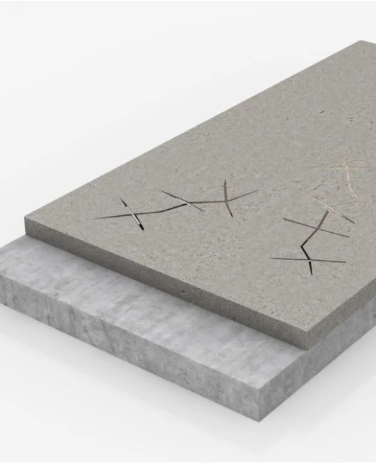 Betonplatte mit sichtbaren Rissen, Thema: Bausanierung und Instandsetzung von Oberflächen.