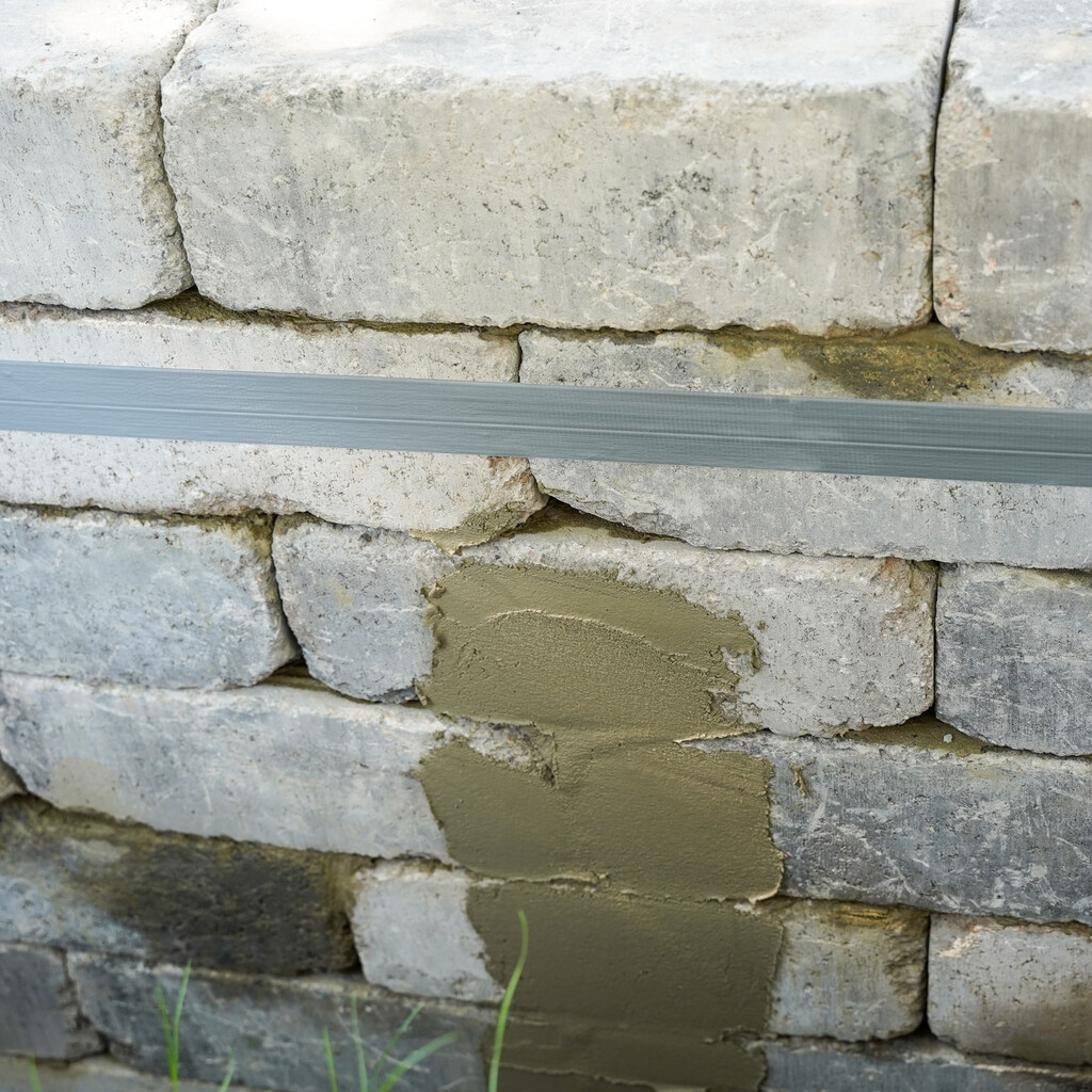 Außenwand der Gartenmauer mit Dichtschlämme abdichten Drainage